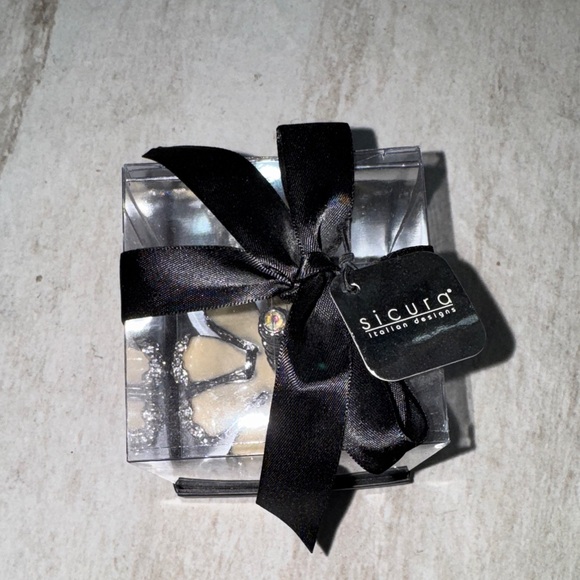 NIB- Ring Holder! Silver and Cream Flower Ring Holder - Picture 3 of 6